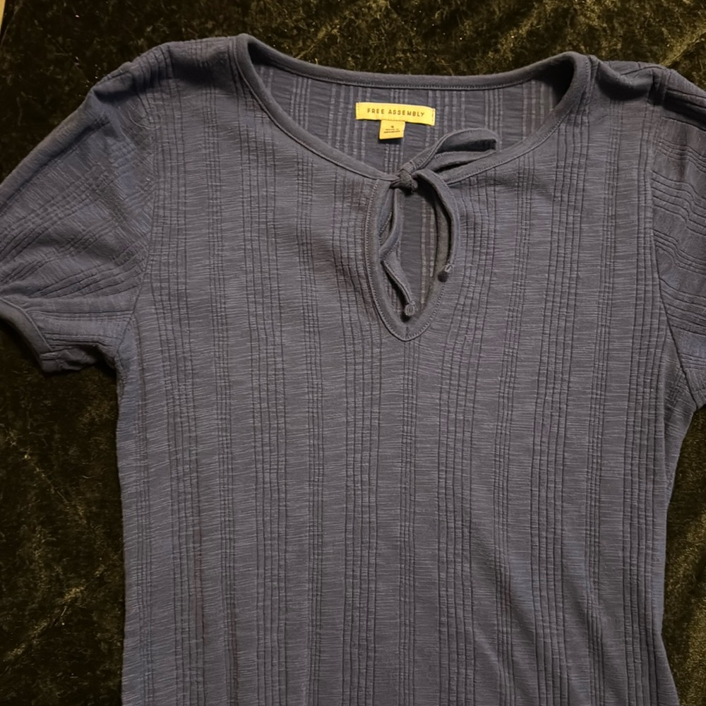free assembly blue top size small